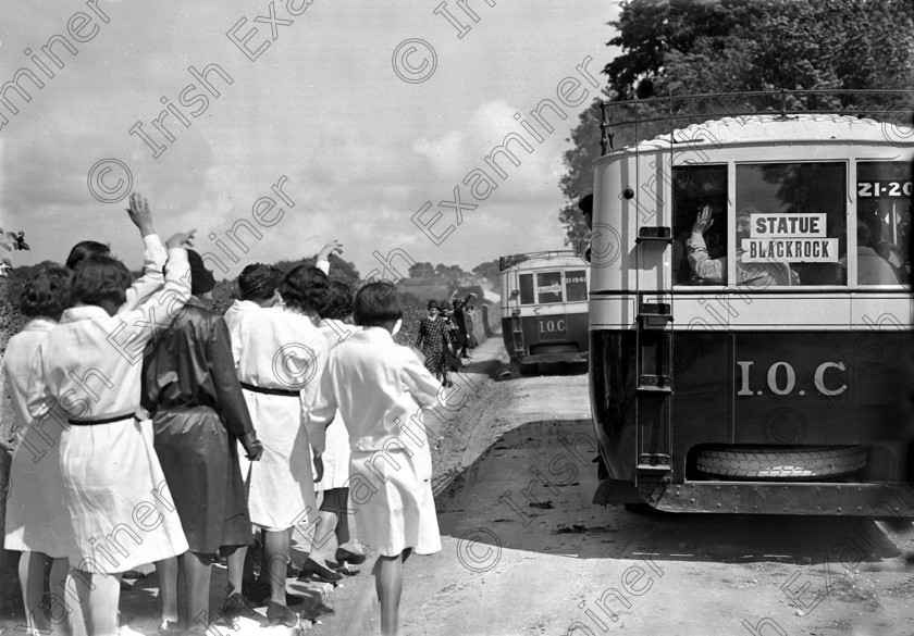 761411 
 Delegates depart World Poultry Congress at the Munster Inststute 05/08/1930 Ref. 553A