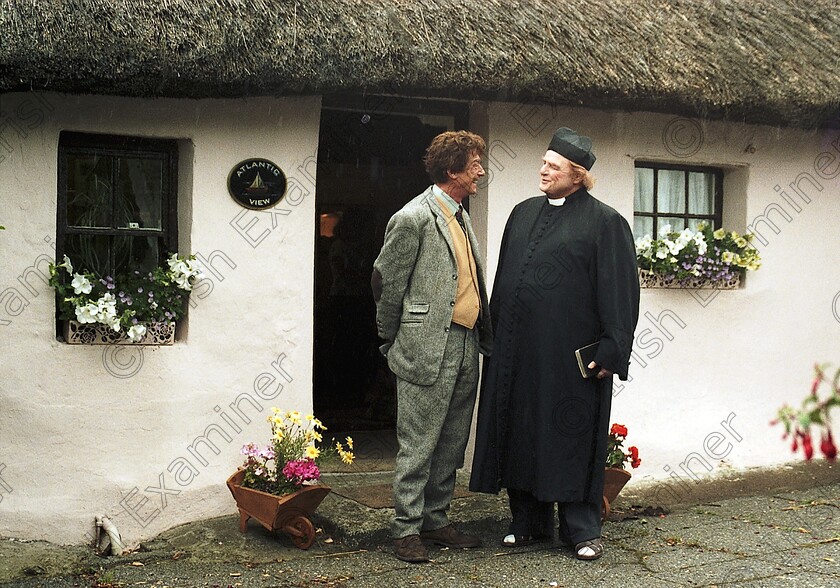 646167 646167 
 Filming Divine Rapture at Ballycotton , Marlon Brando and John Hurt . 
11/07/95 . ref no 629/048 629/48