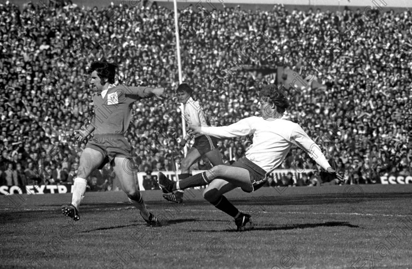 935184 
 For 'READY FOR TARK'
Cork Hibernians v. Waterford in the F.A.I. Cup Final at Dalymount Park, Dublin - Hibs' Dave Wiggington shoots for goal 23/4/1972 Ref. 140/21 old black and white soccer football