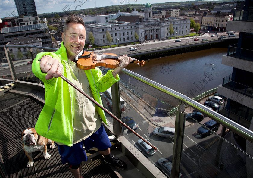 1410643 
 CK 11052012
Examiner News 
Nigel Kennedy pictured in rehearsal with his dog buster at the Clarion, Cork City. 
Pic Clare Keogh