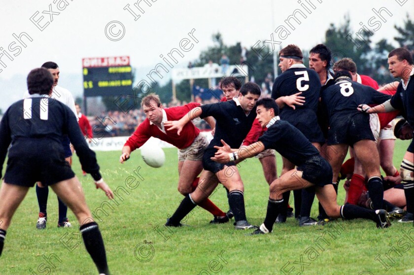 1052508 1052508 
 Rugby - Munster v. All Blacks at Musgrave Park, Cork 11/11/1989 Ref. C424/109