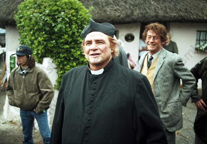 646191 646191 
 Filming Divine Rapture at Ballycotton , Marlon Brando and John Hurt . 
11/07/95 . ref no 629/048 629/48