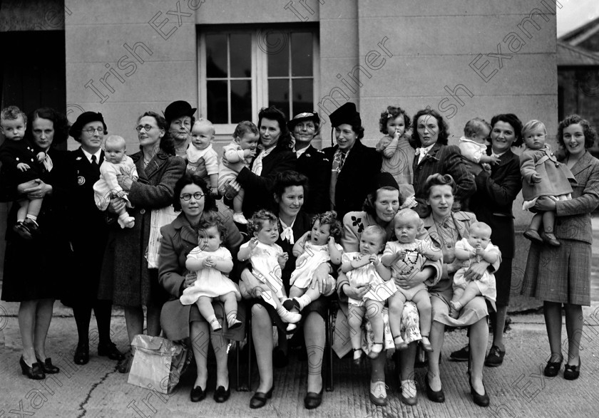 1018192-(1) 
 For 'READY for TARK'
Baby show prizwinners at Cork City Hall. 25/09/1947 Ref. 354D old black and white
 babies mothers