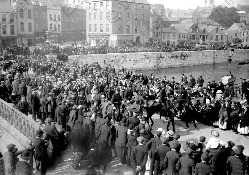 7806571 
 British Army First World War recruiting meeting at North Gate Bridge, Cork 01/10/1915