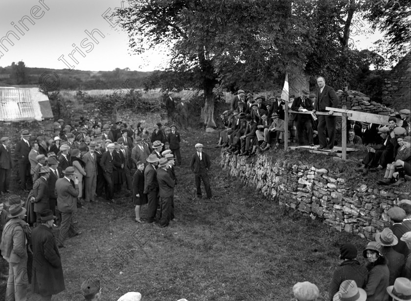 887820 
 For 'READY FOR TARK'
Commemeration ceremony at the old home of Michael Collins at Woodfield, near Lissarda, Co. Cork 03/10/1932 Ref. 987A old black and white patriots politics war of independence IRA IRB