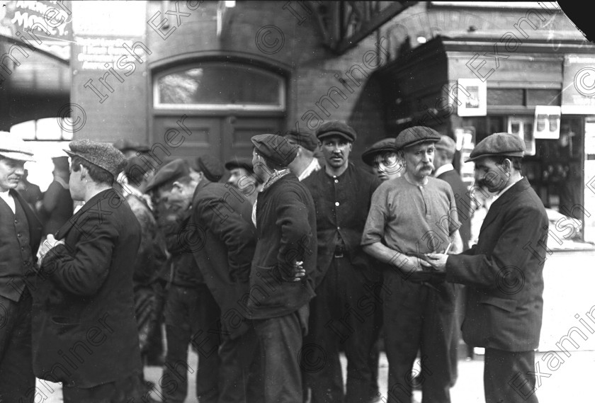 598036 
 PLEASE ARCHIVE - LUSITANIA DISASTER SURVIVORS IN QUEENSTOWN - COBH- CO. CORK 1915 - REF. 458L

DOWN MEMORY LANE - BLACK AND WHITE