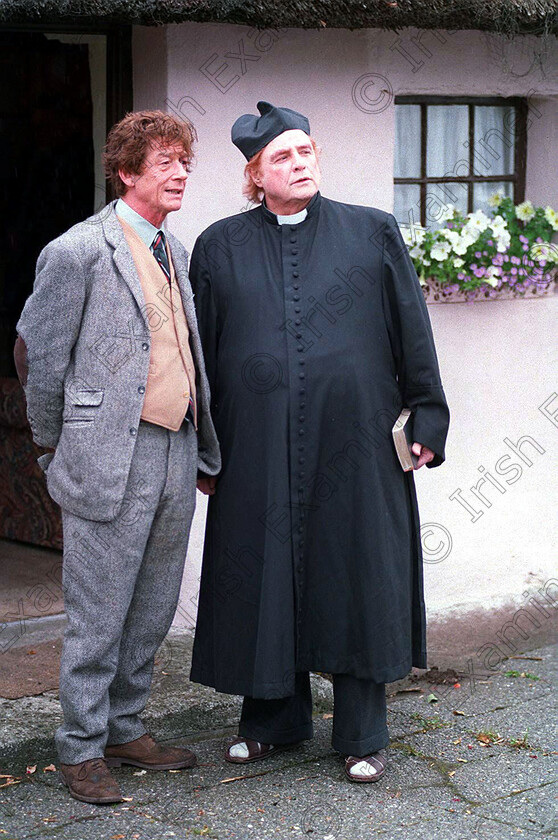 499743 
 "MARLON BRANDO WHO DIED TODAY 2/7/2004 FILE" JOHN HURT(L) AS A TOWN DOCTOR AND MARLON BRANDO AS IRISH PRIEST FR FENNELL IN A SCENE FROM THE FILM DIVINE RAPTURE WHICH IS BRING SHOT IN BALLYCOTTON CO CORK.11/7/95.PIC PHOTOCALL IRELAND! 
 Keywords: BALLYCOTTON, DIVINE RAPTURE, MARLON BRANDO, ACTORS, FILM STARS, 1995, FILMS, JOHN HURT, MOVIES