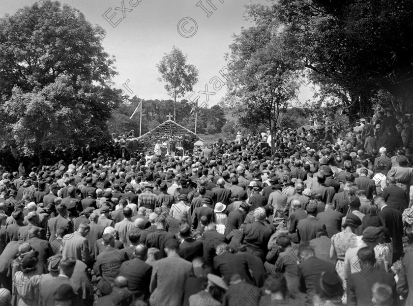 1229217 1229217 
 Mass in ruins of Penal chapel near Bandon, Co. Cork 29/4/1946 Ref. 726C old black and white religion