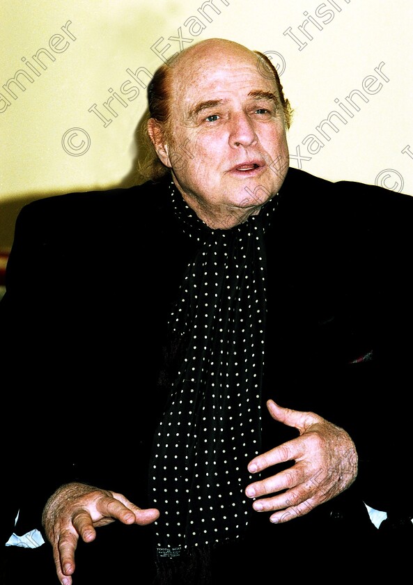 642629 642629 
 Marlon Brando at Shanagarry House re filming of Divine Rapture at Ballcotton 13/07/95 .
ref no 629/98 629/098