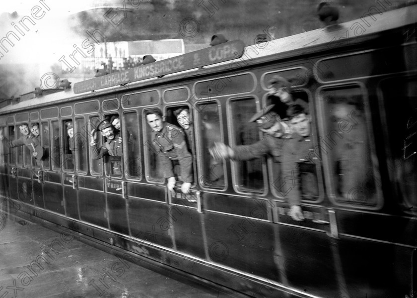 WW1-600844 
 IRISH EXAMINER - 100 YEARS OF NEWS
Pictures from the book
YEAR: 1914

Munster Fusiliers 01/11/1914 
Soldiers wave goodbye as they leave the station in Cork.
Ref. 416M