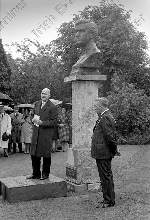 932229 
 For 'READY FOR TARK'
Statue of Michael Collins (by Seamus Murphy) is unveiled at Fitzgerald's Park, Cork by President Cearbhal O'Dalaigh 19/6/1966 Ref. 24/37 old black and white sculptures