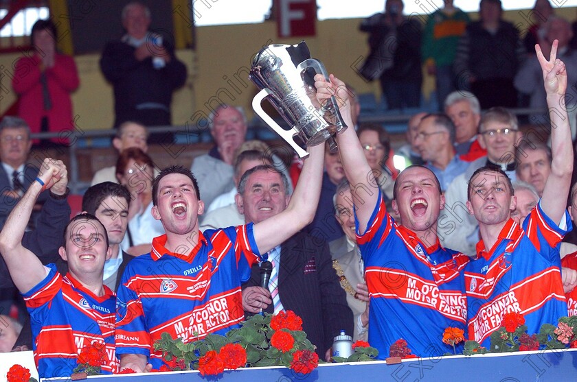 917262 917262 
 Examiner Sports Picture 14-10-07 Erin's Own captain Kieran Murphy with help from his brother Eoghan and team mates raises the Evening Echo Cork County S.H.C.trophy at Pairc Ui Chaoimh , Cork . Picture Des Barry 
ial .Picture Des Barry