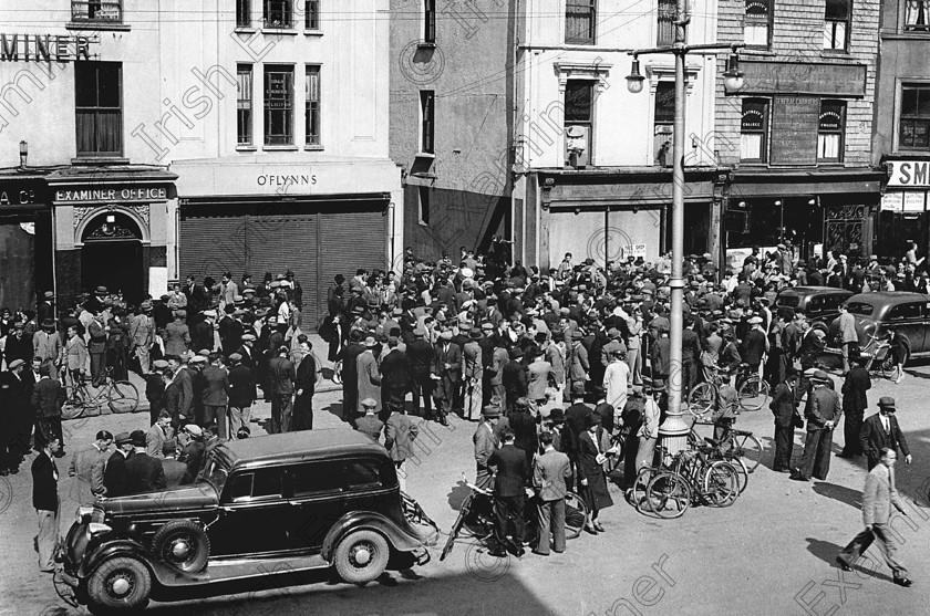 examiner-office 
 Crowd outside the Examiner Office wait for news of the German invasion of the low countries in May 1940 - Ref. 404C

DWON MEMORY LANE