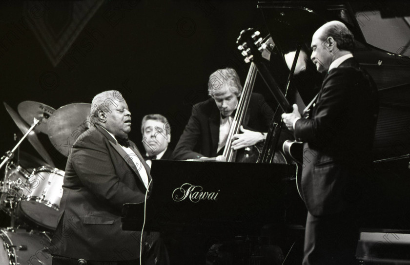 oscar-peterson-87 
 Desjazz

Att Des O'Driscoll
Jazz festival old black and white scans